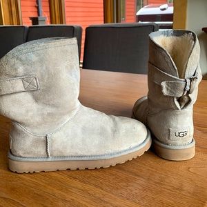 COPY - COPY - UGG Australia light gray size 7 short boots